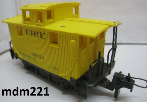 Riv/TE 3966 Güterzug-Begleitwagen (caboose) der ERIE-Line (mdm221) der Schornstein fehlt, die Treppen nicht komplett
