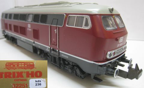 Trix Express 32251 V 217 018-1 rot der DB (kds236) seltene Kunststoff der Version der  V217, sehr gut Erhalten OV. 