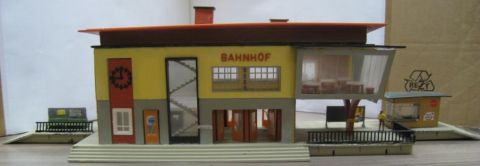 Schönes Faller Bahnhof Ensamble, Lindental mit zugehörigem Stellwerk und 2 Bahnsteigen.