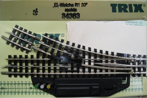 Trix Express 34363 elektrische Weiche R1 30° rechts mit Ausgleichs Stück, TOP/OV