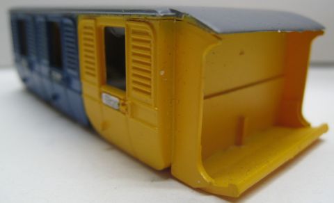 Wagengehäuse blau/gelb mit Bremserbock (33)