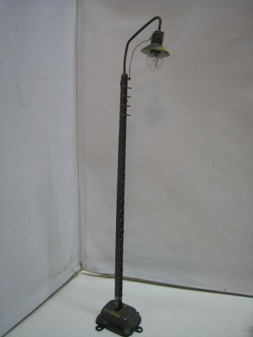 Trix Express 20/236 Bogenlampe, mit Bodenplatte! (2) geprüft schön Erhalten.